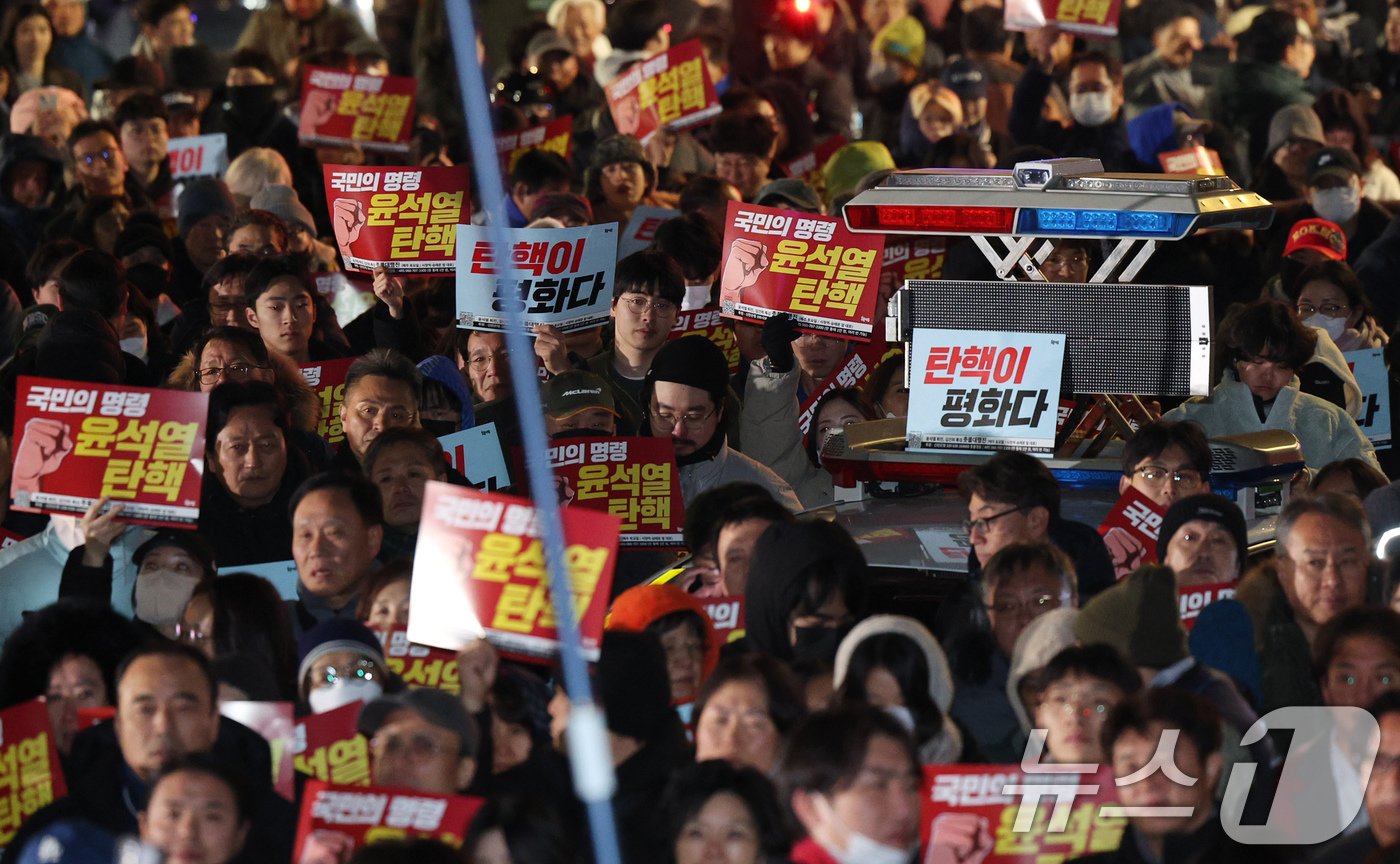 윤석열 대통령의 비상계엄 해제 요구 결의안이 국회 본회의에서 통과된 4일 새벽 서울 여의도 국회 정문 앞에 모인 시민들이 윤 대통령을 규탄하고 있다. 여야는 이날 본회의에서 재석 190명 중 찬성 190명으로 비상계엄 해제 요구 결의안을 가결 처리했다. 이에 따라 계엄령 선포는 무효가 됐다고 국회의장실은 설명했다. 2024.12.4/뉴스1 ⓒ News1 장수영 기자