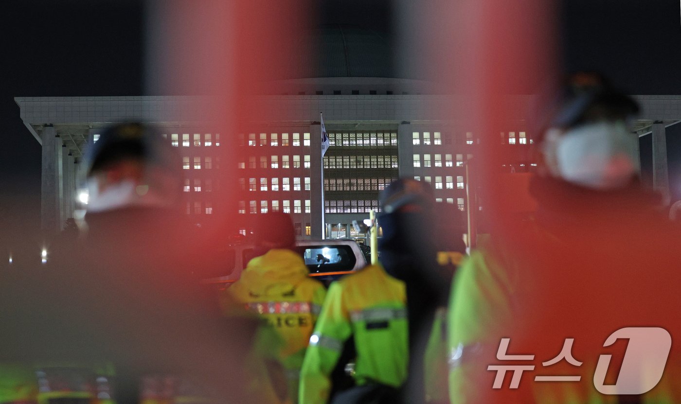 본문 이미지 - 윤석열 대통령의 비상계엄 해제 요구 결의안이 국회 본회의에서 통과된 4일 새벽 서울 여의도 국회 정문을 경찰이 통제하고 있다. 여야는 이날 본회의에서 재석 190명 중 찬성 190명으로 비상계엄 해제 요구 결의안을 가결 처리했다. 이에 따라 계엄령 선포는 무효가 됐다고 국회의장실은 설명했다. 2024.12.4/뉴스1 ⓒ News1 장수영 기자