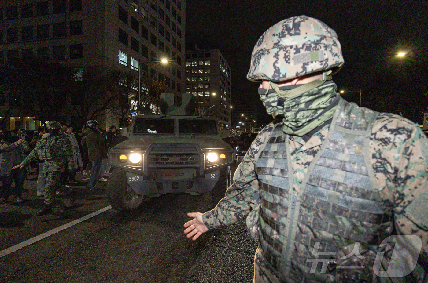 (서울=뉴스1) 이재명 기자 = 윤석열 대통령의 비상계엄 해제 요구 결의안이 국회 본회의에서 통과된 4일 새벽 서울 여의도 더불어민주당 당사 인근에 배치된 군 차량이 철수하고 있다 …