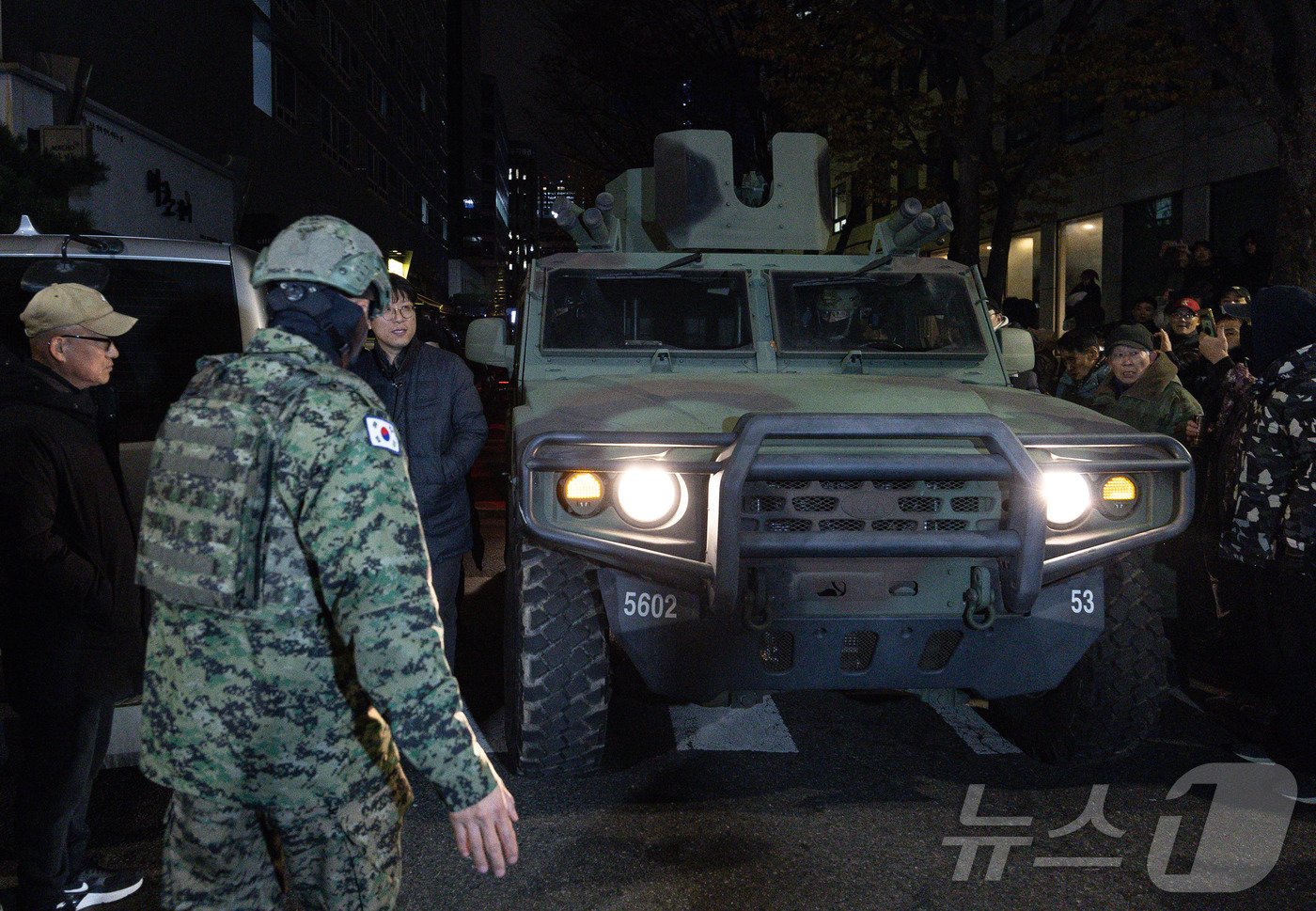 윤석열 대통령의 비상계엄 해제 요구 결의안이 국회 본회의에서 통과된 4일 새벽 서울 여의도 더불어민주당 당사 인근에 배치된 군 차량이 철수하고 있다. 여야는 이날 본회의에서 재석 190명 중 찬성 190명으로 비상계엄 해제 요구 결의안을 가결 처리했다. 이에 따라 계엄령 선포는 무효가 됐다고 국회의장실은 설명했다. 2024.12.4/뉴스1 ⓒ News1 이재명 기자