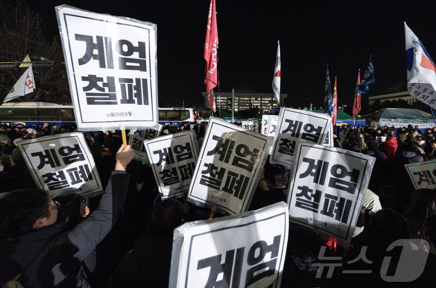 윤석열 대통령의 비상계엄 해제 요구 결의안이 국회 본회의에서 통과된 4일 새벽 서울 여의도 국회 정문 앞에 모인 시민들이 모여 있다. 여야는 이날 본회의에서 재석 190명 중 찬성 190명으로 비상계엄 해제 요구 결의안을 가결 처리했다. 이에 따라 계엄령 선포는 무효가 됐다고 국회의장실은 설명했다. 2024.12.4/뉴스1 ⓒ News1 이재명 기자