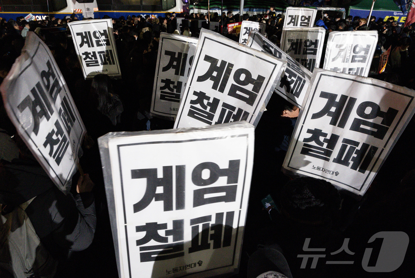 (서울=뉴스1) 이재명 기자 = 윤석열 대통령의 비상계엄 해제 요구 결의안이 국회 본회의에서 통과된 4일 새벽 서울 여의도 국회 정문 앞에 모인 시민들이 모여 있다.여야는 이날 본 …