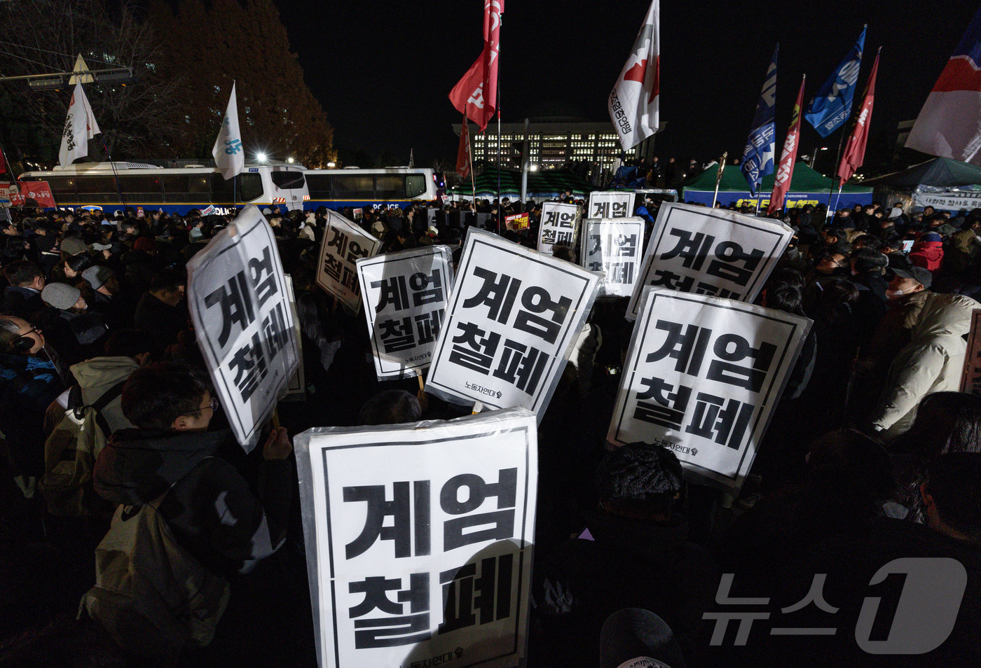 (서울=뉴스1) 이재명 기자 = 윤석열 대통령의 비상계엄 해제 요구 결의안이 국회 본회의에서 통과된 4일 새벽 서울 여의도 국회 정문 앞에 모인 시민들이 모여 있다.여야는 이날 본 …