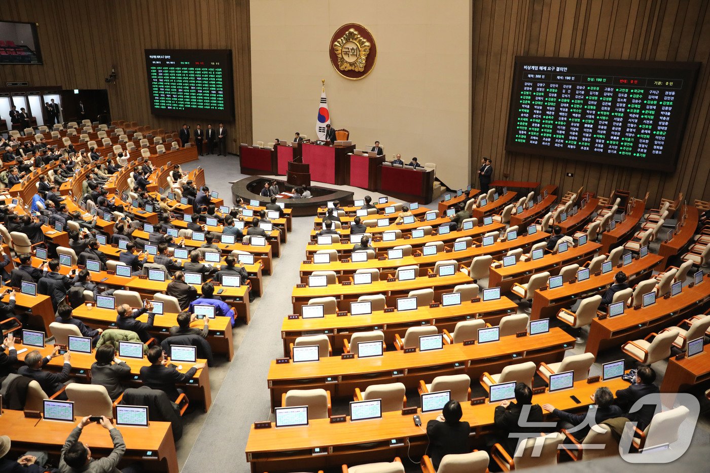 윤석열 대통령이 비상계엄령을 선포한 가운데 4일 새벽 서울 여의도 국회에서 열린 본회의에서 비상계엄 해제 요구 결의안에 대한 표결이 진행되고 있다. 2024.12.4/뉴스1 ⓒ News1 이광호 기자