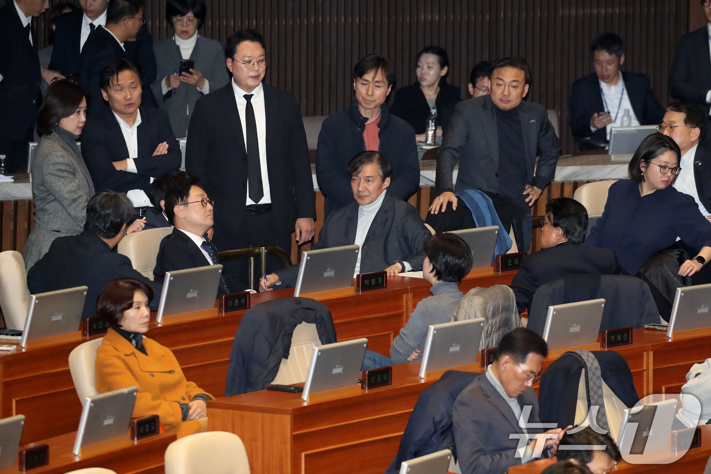 (서울=뉴스1) 이광호 기자 = 비상계엄 해제 요구 결의안이 국회 본회의에서 통과된 4일 새벽 조국 조국혁신당 대표를 빌소한 야당 의원들이 서울 여의도 국회 본회의장에서 심각한 표 …