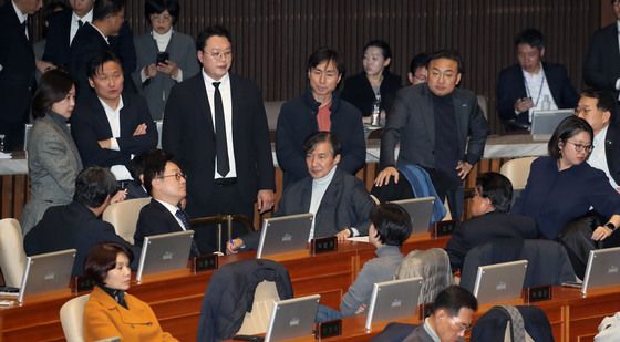 굳은표정의 조국 대표와 의원들