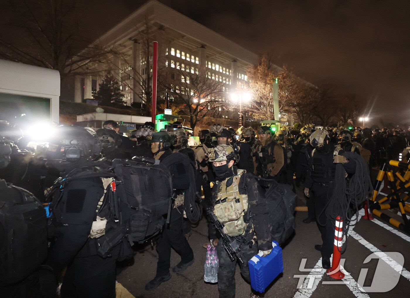 본문 이미지 - 윤석열 대통령의 비상계엄 해제 요구 결의안이 국회 본회의에서 통과된 4일 새벽 무장 계엄군이 국회를 나서고 있다. 여야는 이날 본회의에서 재석 190명 중 찬성 190명으로 비상계엄 해제 요구 결의안을 가결 처리했다. 이에 따라 계엄령 선포는 무효가 됐다고 국회의장실은 설명했다. 2024.12.4/뉴스1 ⓒ News1 박지혜 기자