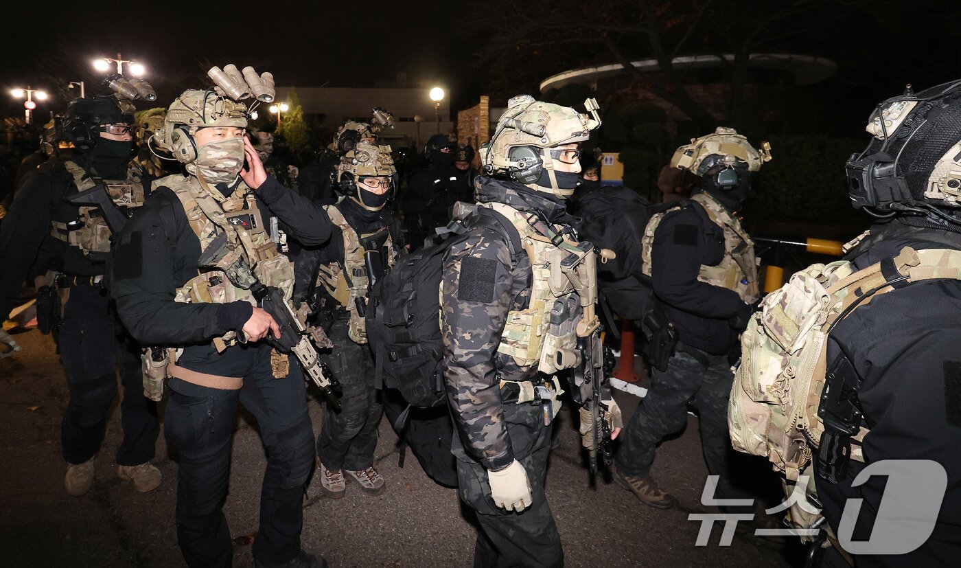 본문 이미지 - 윤석열 대통령의 비상계엄 해제 요구 결의안이 국회 본회의에서 통과된 지난해12월 4일 새벽 무장 계엄군이 국회를 나서고 있다. 2024.12.4/뉴스1 ⓒ News1 박지혜 기자