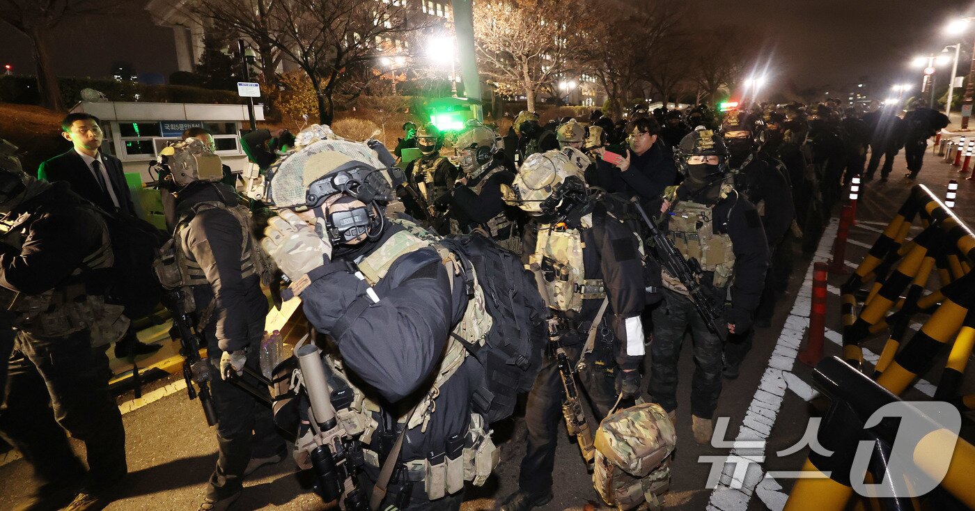 윤석열 대통령의 비상계엄 해제 요구 결의안이 국회 본회의에서 통과된 4일 새벽 무장 계엄군이 국회를 나서고 있다. 여야는 이날 본회의에서 재석 190명 중 찬성 190명으로 비상계엄 해제 요구 결의안을 가결 처리했다. 이에 따라 계엄령 선포는 무효가 됐다고 국회의장실은 설명했다. 2024.12.4/뉴스1 ⓒ News1 박지혜 기자