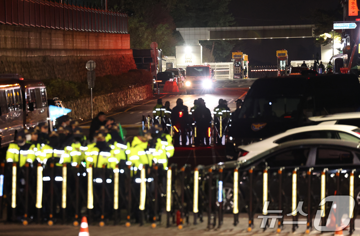 (서울=뉴스1) 송원영 기자 = 윤석열 대통령이 비상계엄을 선포한 가운데 4일 새벽 서울 용산 대통령실 청사 출입구를 경찰이 통제하고 있다. 2024.12.4/뉴스1