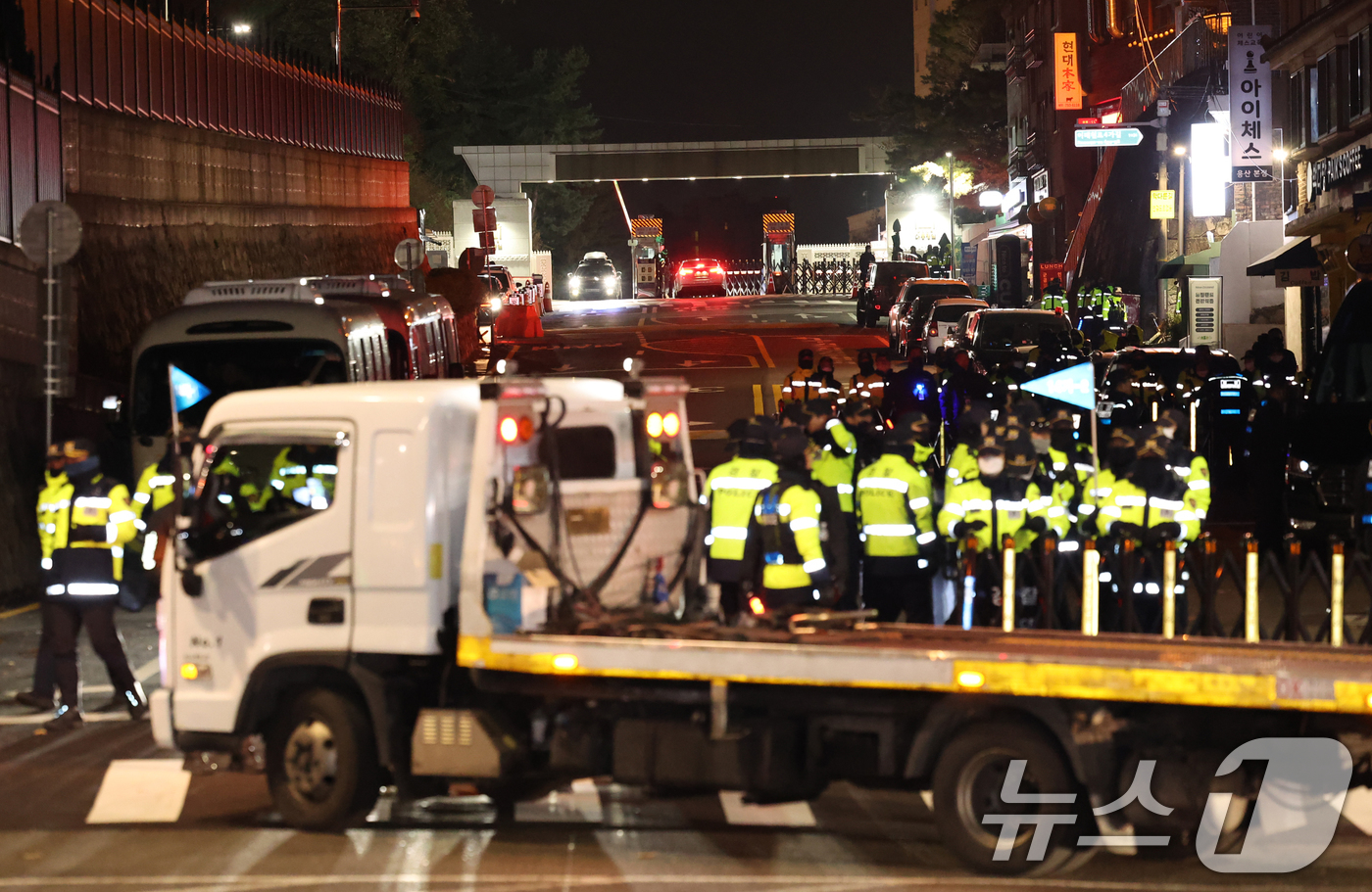 (서울=뉴스1) 송원영 기자 = 윤석열 대통령이 비상계엄을 선포한 가운데 4일 새벽 서울 용산 대통령실 청사 출입구를 경찰이 통제하고 있다. 2024.12.4/뉴스1