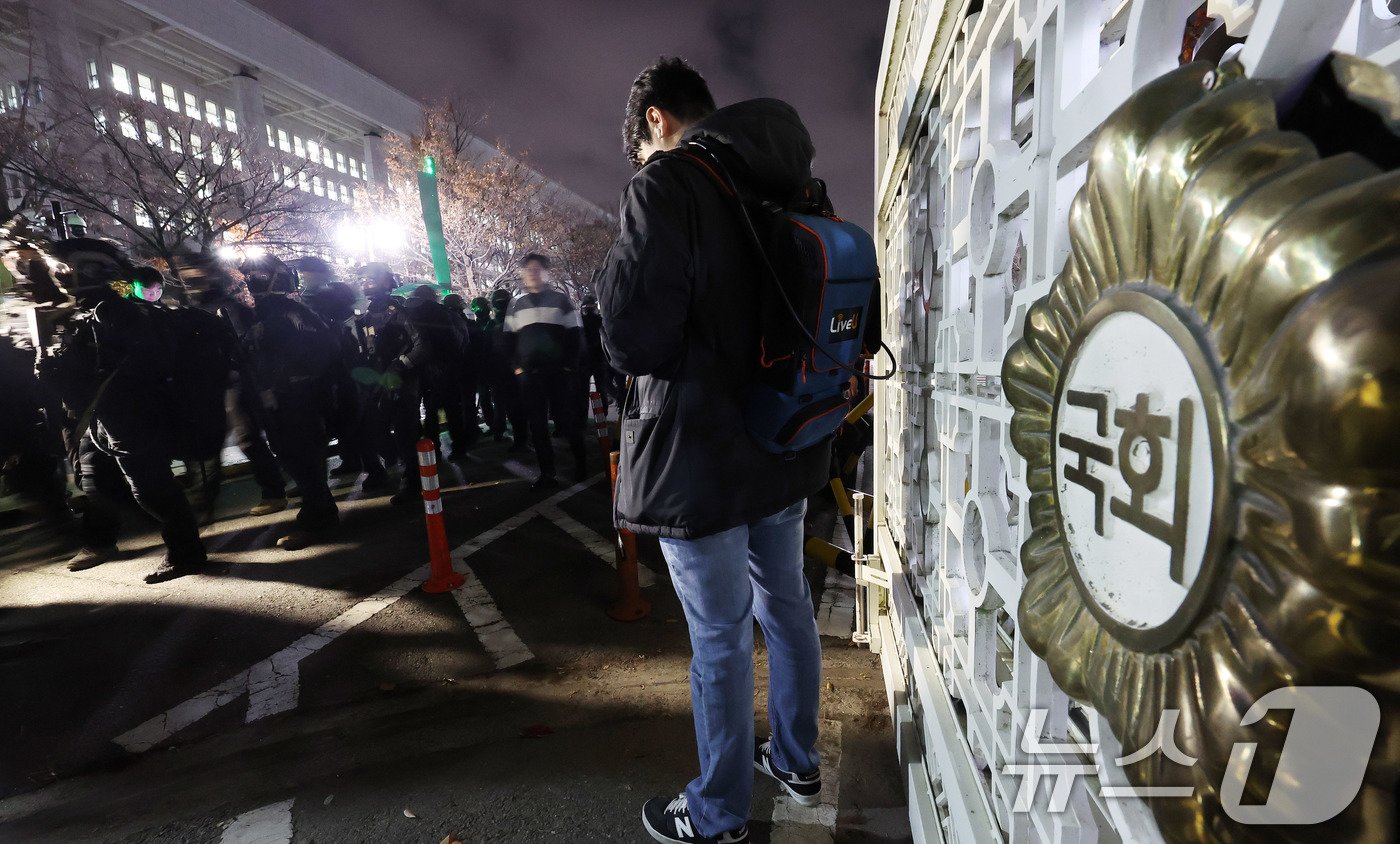 본문 이미지 - 윤석열 대통령의 비상계엄 해제 요구 결의안이 국회 본회의에서 통과된 4일 새벽 무장 계엄군이 국회를 나서고 있다. 여야는 이날 본회의에서 재석 190명 중 찬성 190명으로 비상계엄 해제 요구 결의안을 가결 처리했다. 이에 따라 계엄령 선포는 무효가 됐다고 국회의장실은 설명했다. 2024.12.4/뉴스1 ⓒ News1 박지혜 기자