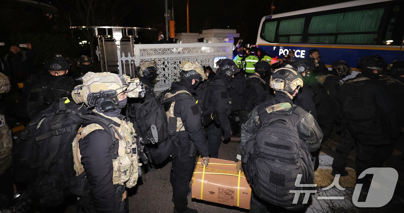 본문 이미지 - 윤석열 대통령의 비상계엄 해제 요구 결의안이 국회 본회의에서 통과된 4일 새벽 무장 계엄군이 국회를 나서고 있다. 2024.12.4/뉴스1 ⓒ News1 박지혜 기자