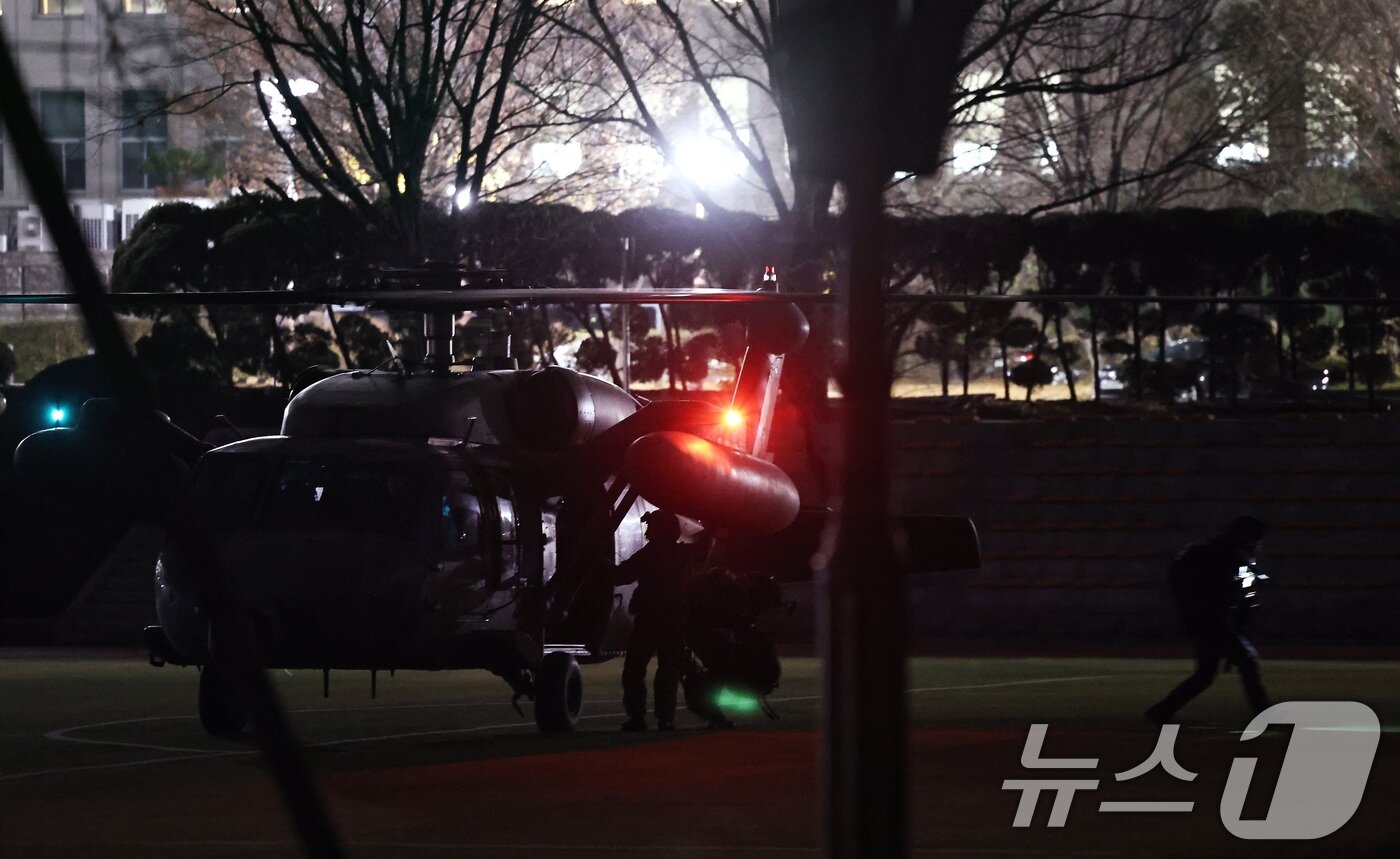 본문 이미지 - 윤석열 대통령이 비상계엄령을 전격 선포한 가운데 4일 새벽 무장한 계엄군이 헬기에서 내려 서울 여의도 국회로 진입하고 있다. 2024.12.4/뉴스1 ⓒ News1 구윤성 기자