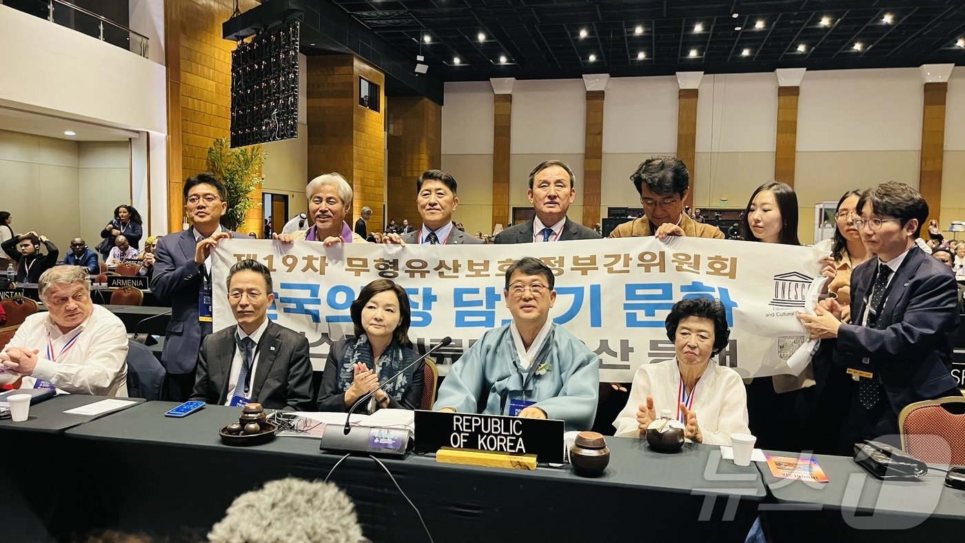 본문 이미지 - 3일&#40;현지시간&#41; 파라과이 아순시온에서 열리고 있는 제19차 유네스코 무형유산보호협약 정부간위원회에서 ‘한국의 장 담그기 문화’가 유네스코 인류무형유산으로 등재되자 최응천 국가유산청장&#40;오른쪽 두 번째&#41;이 박상미 주유네스코대표부대사&#40;가운데&#41; 등 정부 대표단이 박수를 치고 있다. ‘한국의 장 담그기 문화’는 공동체의 평화와 소속감을 조성하고, 문화다양성 증진을 인정받아 한국의 23번째 유네스코 인류무형유산으로 이름을 올리게 되었다. 국가유산청 제공.