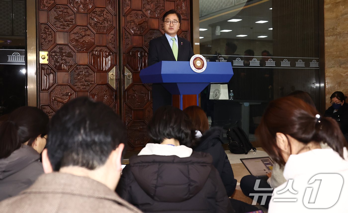 본문 이미지 - 우원식 국회의장이 4일 새벽 서울 여의도 국회 본회의장 앞에서 비상계엄 관련 긴급 기자회견을 하고 있다. 2024.12.4/뉴스1 ⓒ News1 김민지 기자