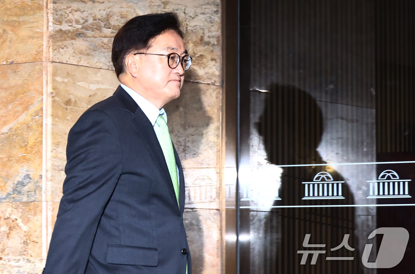 본문 이미지 - 우원식 국회의장이 4일 새벽 서울 여의도 국회 본회의장 앞에서 비상계엄 관련 긴급 기자회견을 하기 위해 단상으로 향하고 있다. 2024.12.4/뉴스1 ⓒ News1 김민지 기자