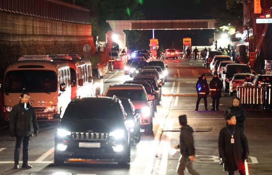 '내란 혐의' 대통령실 압수수색 가로막은 경호처…2시간째 대치