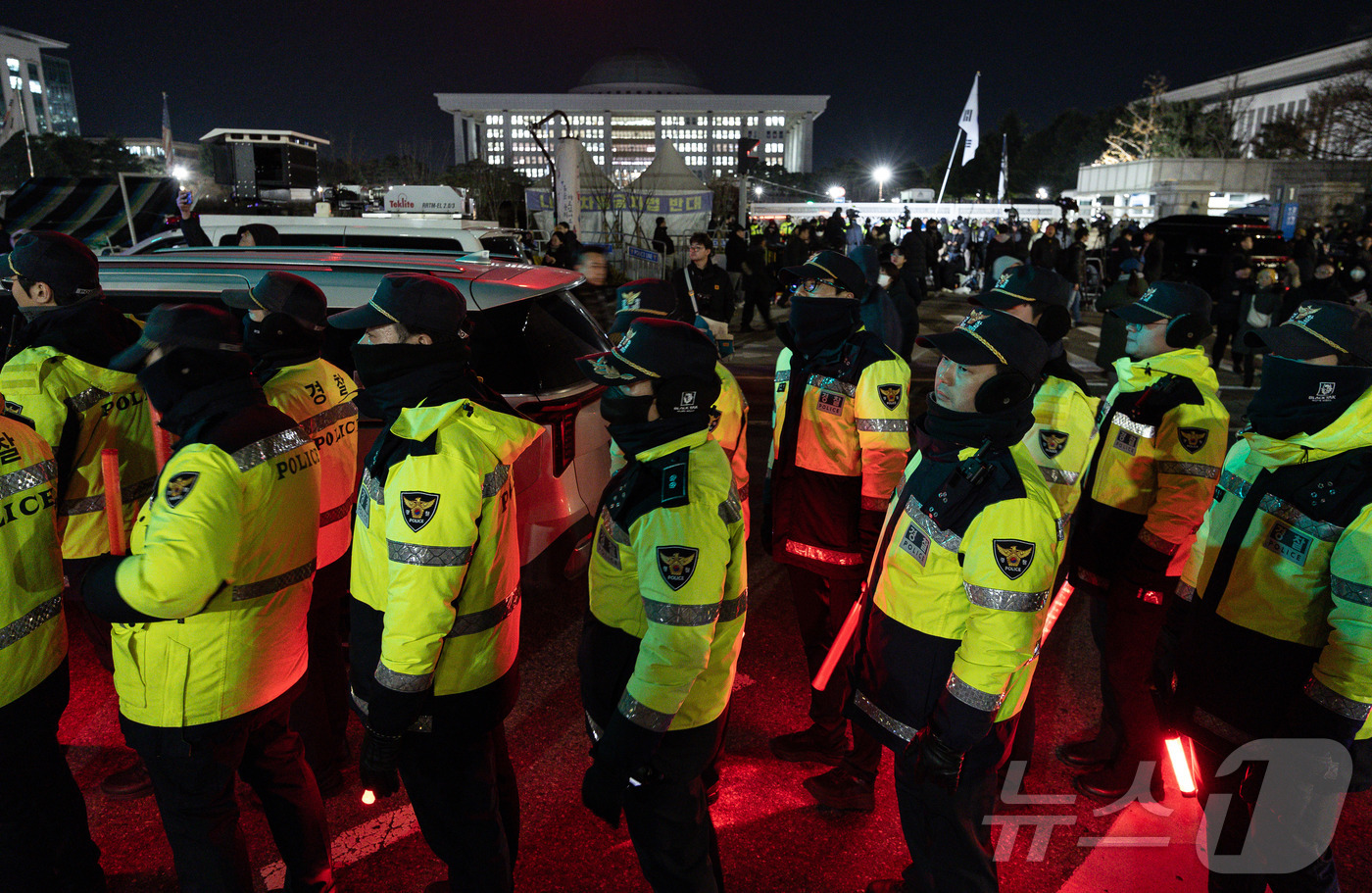 (서울=뉴스1) 이재명 기자 = 윤석열 대통령의 비상계엄 해제 요구 결의안이 국회 본회의에서 통과된 4일 새벽 서울 여의도 국회 정문 앞에서 경찰 병력들이 경계 근무를 서고 있다. …