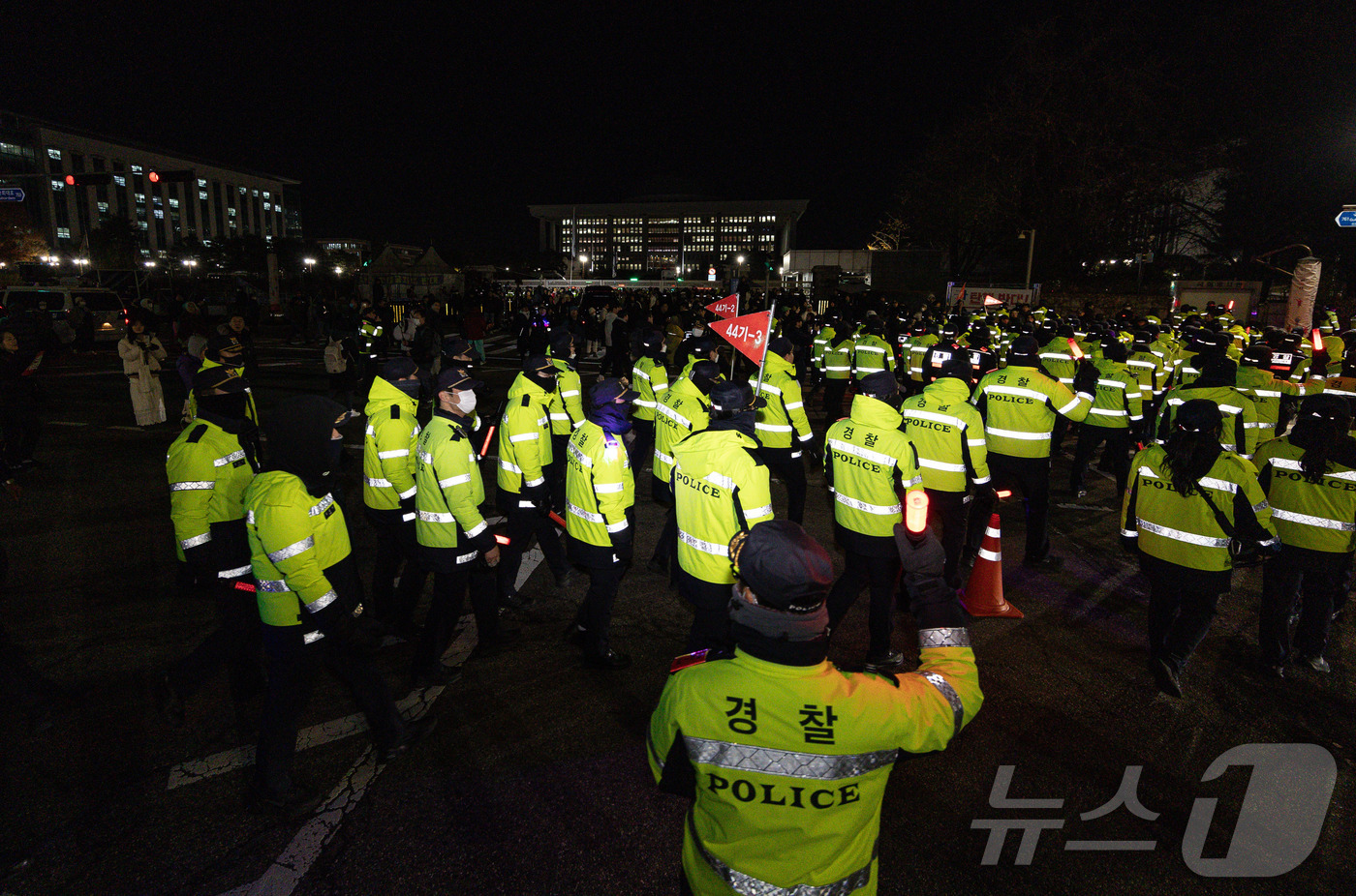 (서울=뉴스1) 이재명 기자 = 윤석열 대통령의 비상계엄 해제 요구 결의안이 국회 본회의에서 통과된 4일 새벽 서울 여의도 국회 정문 앞에서 경찰 병력들이 일부 철수하고 있다.여야 …