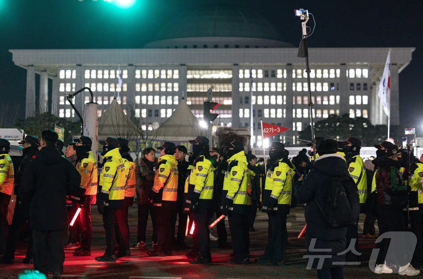 본문 이미지 - 윤석열 대통령의 비상계엄 해제 요구 결의안이 국회 본회의에서 통과된 4일 새벽 서울 여의도 국회 정문 앞에서 경찰 병력들이 경계 근무를 서고 있다. .2024.12.4/뉴스1 ⓒ News1 이재명 기자