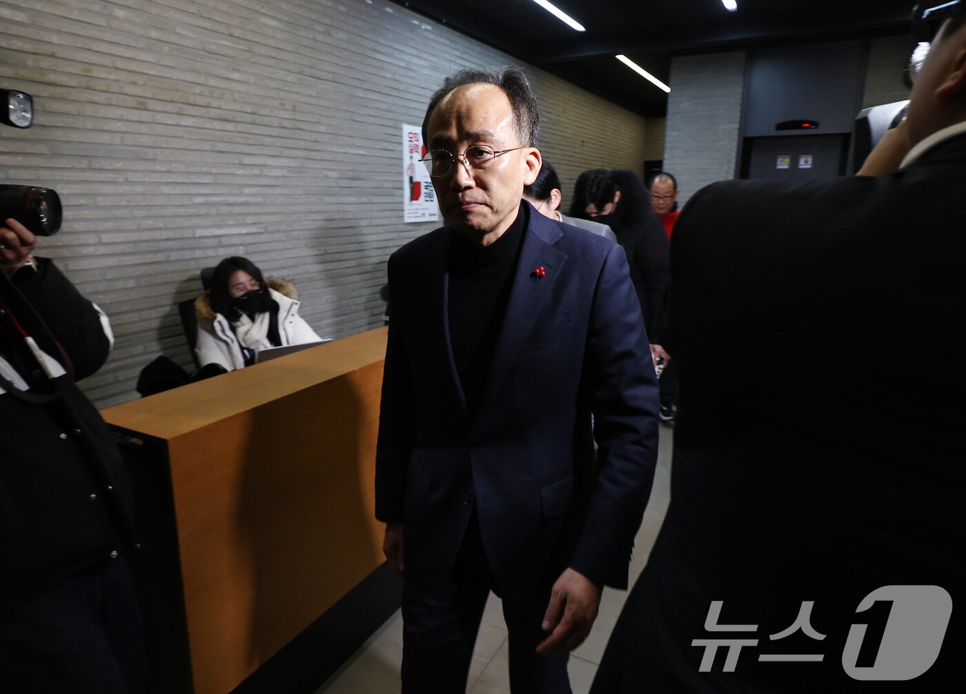 본문 이미지 - 지난해 12월 4일 당시 추경호 국민의힘 원내대표가 서울 여의도 중앙당사에서 윤석열 대통령의 비상계엄 선포 관련 긴급 의원총회를 마치고 당사를 나서고 있다. 2024.12.4/뉴스1 ⓒ News1 구윤성 기자