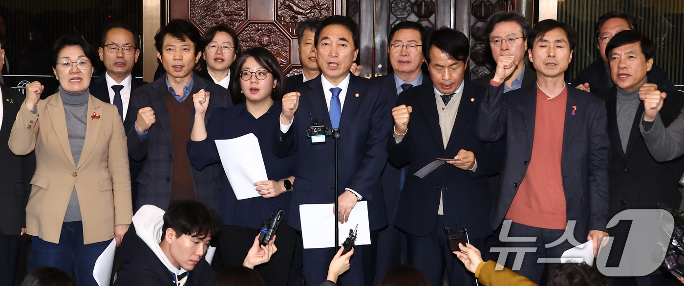 (서울=뉴스1) 김민지 기자 = 윤석열 대통령 탄핵 연대 소속 더불어민주당·진보당·기본소득당·사회민주당 등 야당 의원들이 4일 새벽 서울 여의도 국회 본회의장 앞에서 윤석열 대통령 …