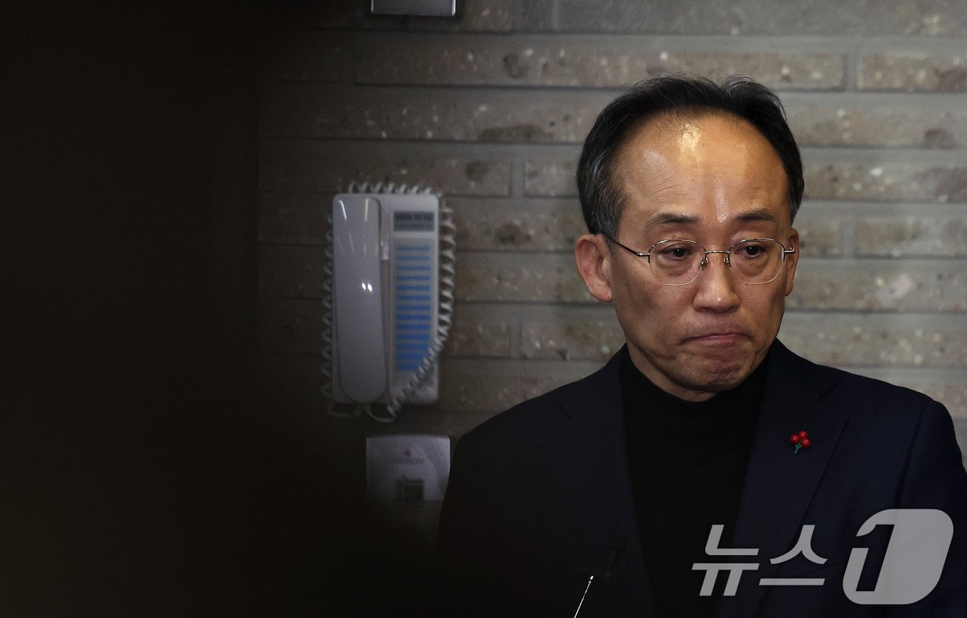 본문 이미지 - 추경호 국민의힘 원내대표가 지난해 12월 4일 새벽 서울 여의도 중앙당사에서 윤석열 대통령의 비상계엄 선포 관련 긴급 의원총회를 마치고 취재진 질문을 듣고 있다. 2024.12.4/뉴스1 ⓒ News1 구윤성 기자