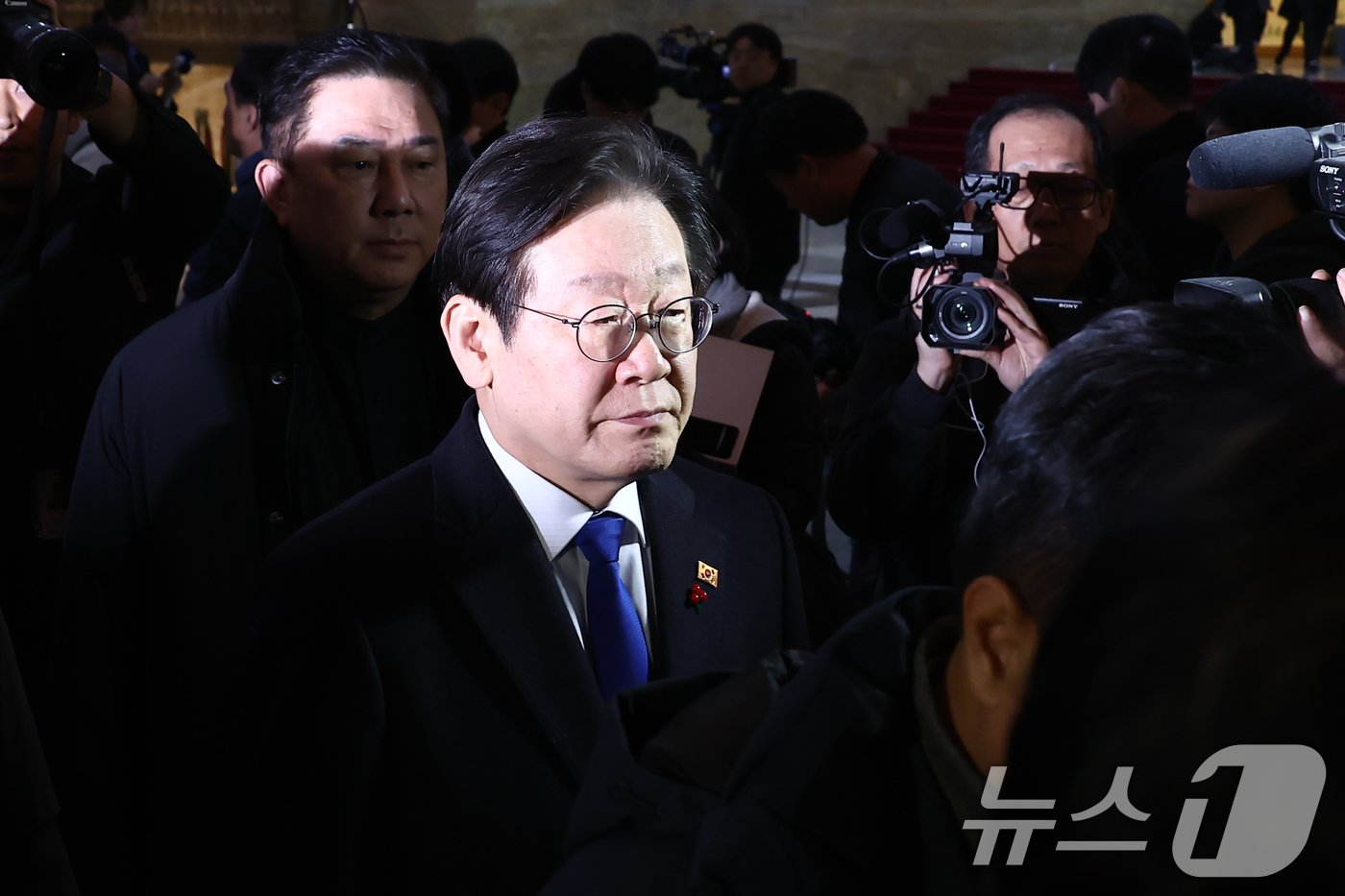 본문 이미지 - 이재명 더불어민주당 대표가 4일 오전 서울 여의도 국회에서 열린 비공개 의원총회에 입장하고 있다. 2024.12.4/뉴스1 ⓒ News1 김민지 기자