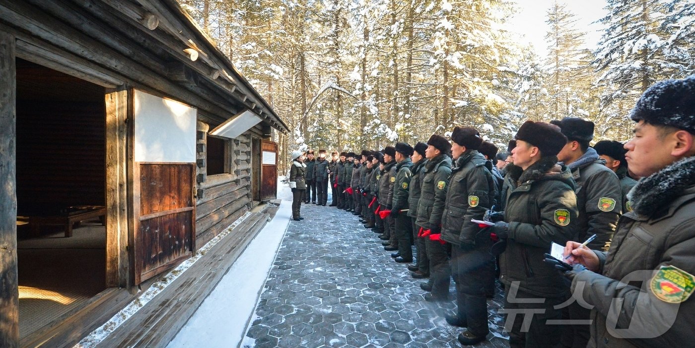 본문 이미지 - &#40;평양 노동신문=뉴스1&#41; = 북한 노동당 기관지 노동신문은 4일 &#34;전국청년학생들의 백두산지구 혁명전적지 답사행군대가 3일 백두산밀영고향집을 방문했다＂며 ＂행군대는 백두의 전구들에 어려있는 항일투사의 넋과 백절불굴의 정신을 체감했다＂라고 보도했다. 백두산밀영고향집은 북한이 김정일 국방위원장의 생가로 내세우는 곳이다. [국내에서만 사용가능. 재배포 금지. DB 금지. For Use Only in the Republic of Korea. Redistribution Prohibited] rodongphoto@news1.kr