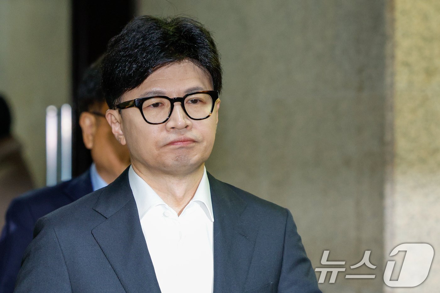 본문 이미지 - 한동훈 국민의힘 대표가 비상 계엄이 해제된 4일 오전 서울 여의도 국회에서 열린 비공개 최고위원회의에 참석하고 있다. 2024.12.4/뉴스1 ⓒ News1 안은나 기자