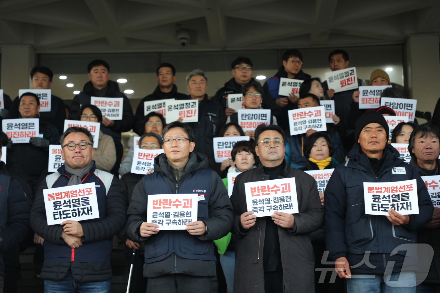 (제주=뉴스1) 강승남 기자 = 전국민주노동조합총연맹 제주본부는 4일 제주도청에서 기자회견을 열고 윤석열 대통령 퇴진과 구속을 요구했다.2024.12.4/뉴스1