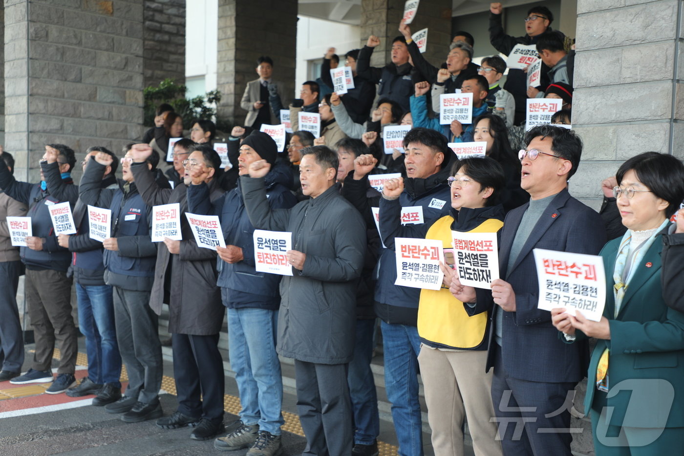 전국민주노동조합총연맹 제주본부 조합원들이 4일 제주도청에서 기자회견을 열고 윤석열 대통령 퇴진과 구속을 요구하고 있다. 2024.12.4/뉴스1 ⓒ News1 강승남 기자