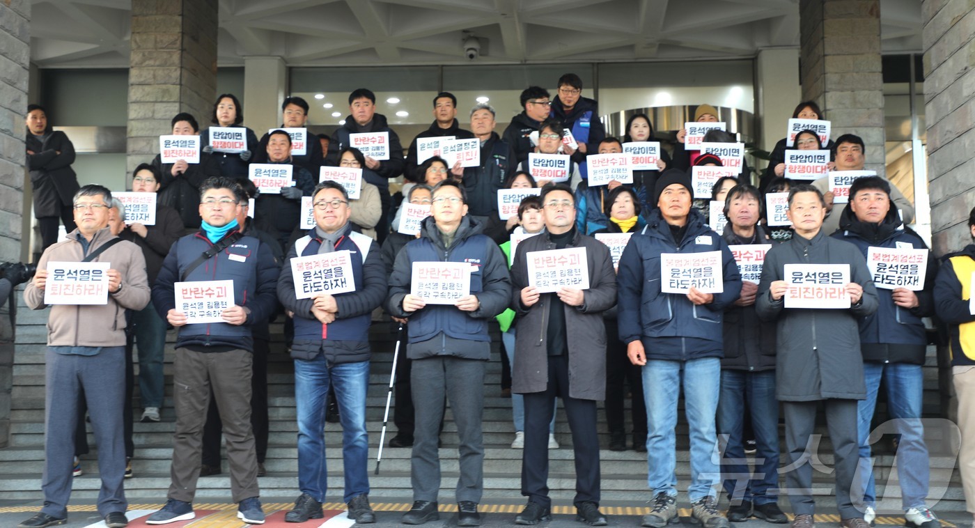 (제주=뉴스1) 강승남 기자 = 전국민주노동조합총연맹 제주본부 조합원 등이 4일 제주도청에서 기자회견을 열고 윤석열 대통령 퇴진과 구속을 요구하고 있다. 2024.12.4/뉴스1