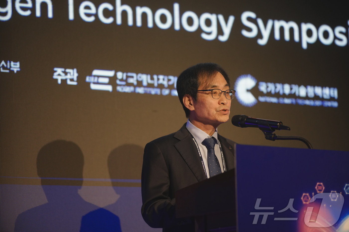 본문 이미지 - 이창근 한국에너지기술연구원장이 ‘제5회 수소경제와 한국의 수소기술 학술토론회'에서 개회사를 하고 있다.(에너지연 제공)/뉴스1