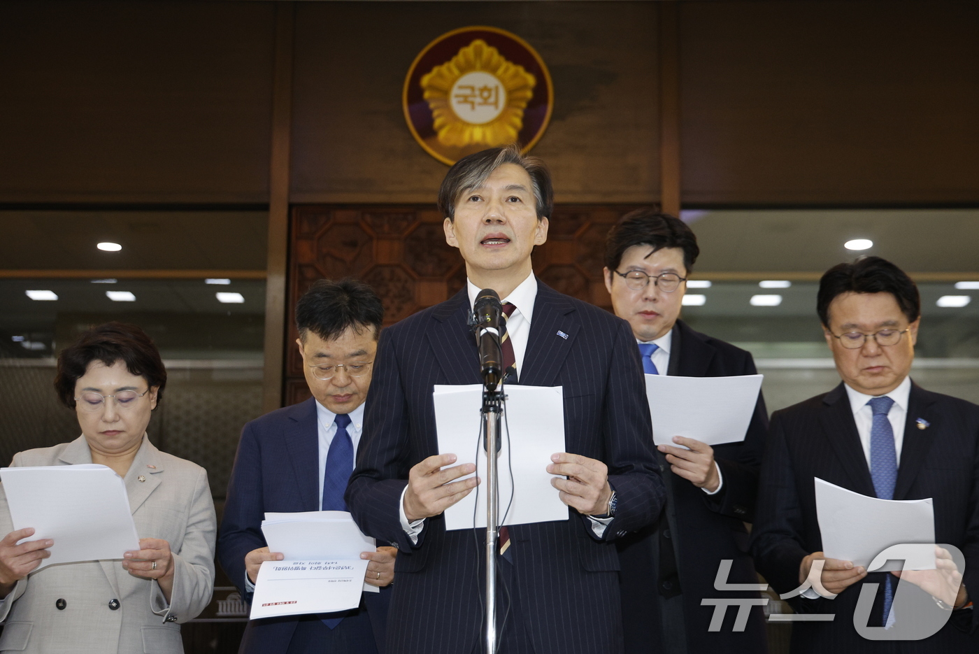 (서울=뉴스1) 안은나 기자 = 조국 조국혁신당 대표가 비상계엄이 해제된 4일 오전 서울 여의도 국회 로텐더홀에서 윤석열 대통령 탄핵소추안을 낭독하고 있다. 2024.12.4/뉴스 …