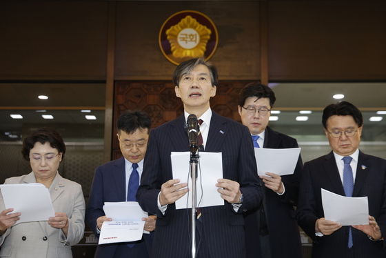 "尹 비상계엄 사태 수습해야"…조국, 대법원 선고 연기 요청