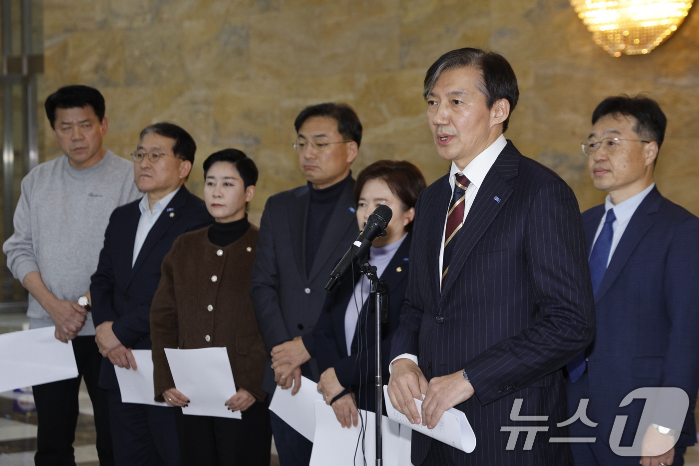 (서울=뉴스1) 안은나 기자 = 조국 조국혁신당 대표가 비상계엄이 해제된 4일 오전 서울 여의도 국회 로텐더홀에서 윤석열 대통령 탄핵소추안을 낭독하고 있다. 2024.12.4/뉴스 …