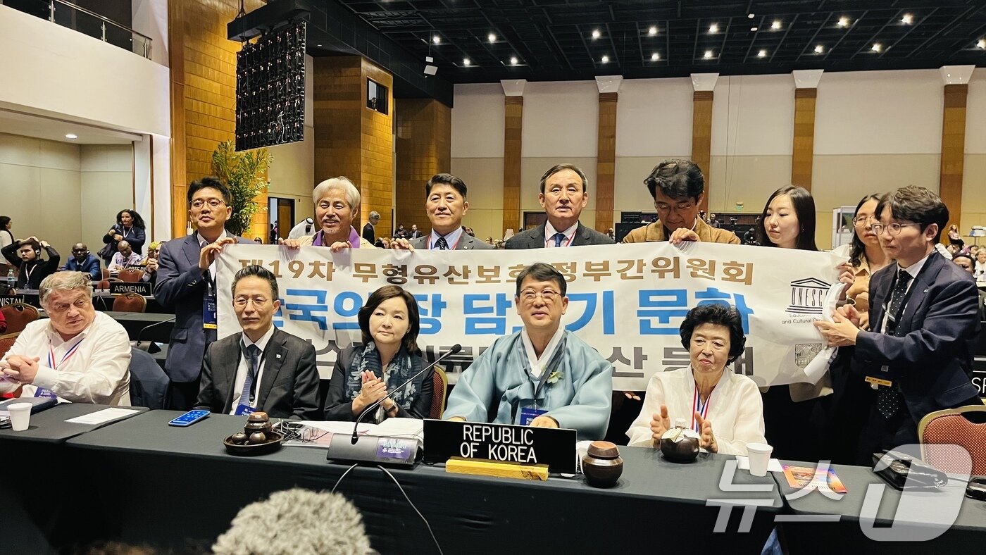 본문 이미지 - 2024년 12월 3일&#40;현지시간&#41; 파라과이 아순시온에서 열린 제19차 유네스코 무형유산보호협약 정부간위원회에서 ‘한국의 장 담그기 문화’가 유네스코 인류무형유산으로 등재되자 최응천 국가유산청장&#40;오른쪽 두 번째&#41;이 박상미 주유네스코대표부대사 등 정부 대표단이 박수를 치고 있다. ‘한국의 장 담그기 문화’는 공동체의 평화와 소속감을 조성하고, 문화다양성 증진에 기여함을 인정받아 한국의 23번째 유네스코 인류무형유산으로 이름을 올리게 되었다.&#40;국가유산청 제공&#41; 2024.12.4/뉴스1