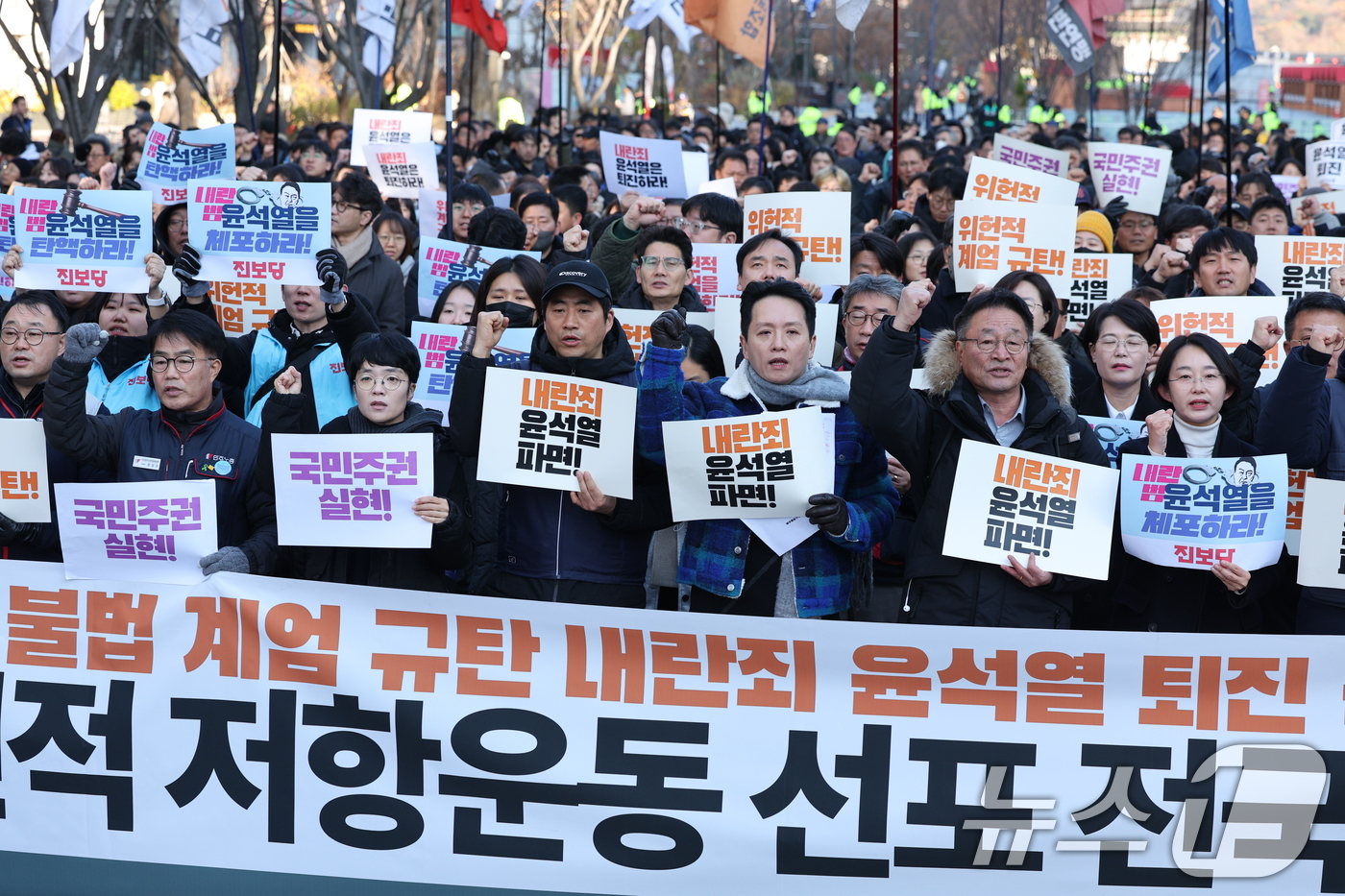 (서울=뉴스1) 신웅수 기자 = 민주노총을 비롯한 시민사회단체 회원들이 4일 오전 서울 광화문광장에서 윤석열 대통령의 불법 계엄을 규탄하고 있다.민주노총은 윤석열 정권이 퇴진할때까 …