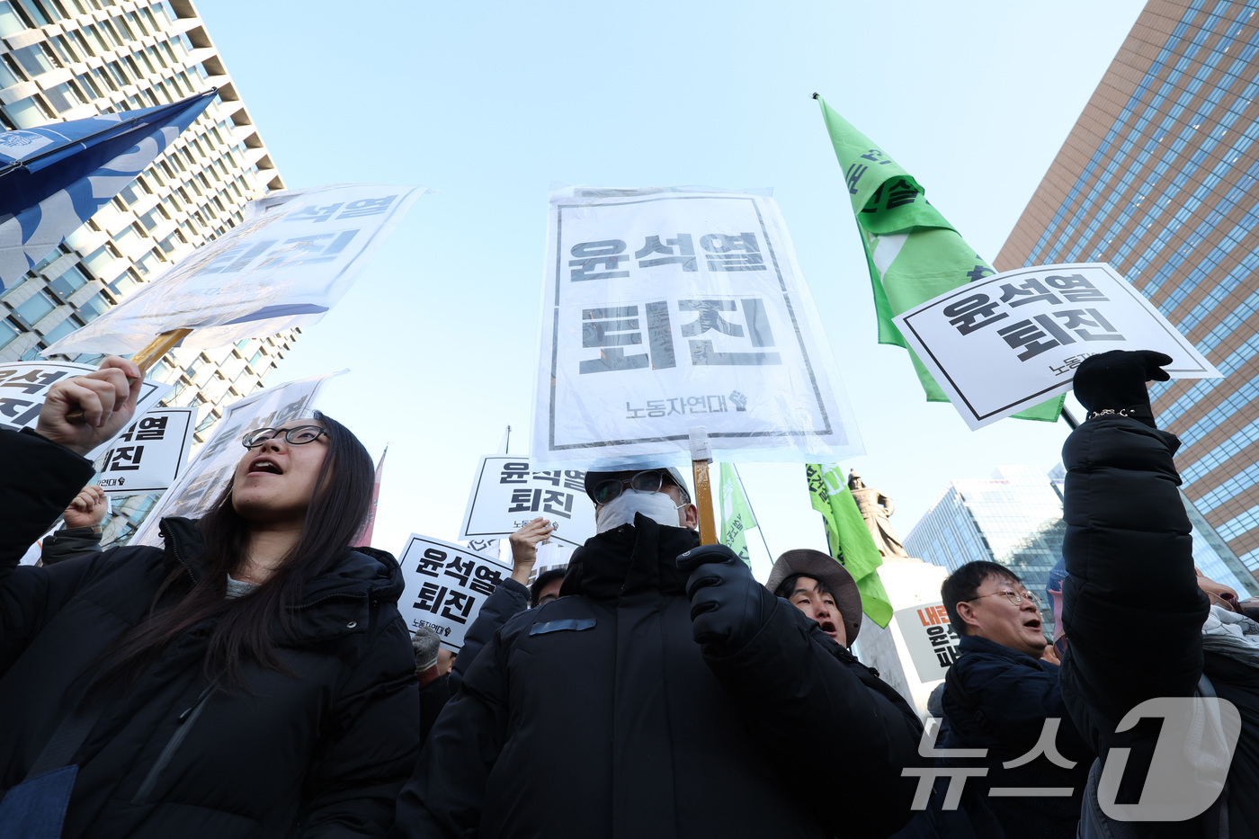 (서울=뉴스1) 신웅수 기자 = 민주노총을 비롯한 시민사회단체 회원들이 4일 오전 서울 광화문광장에서 윤석열 대통령의 불법 계엄을 규탄하고 있다.민주노총은 윤석열 정권이 퇴진할때까 …