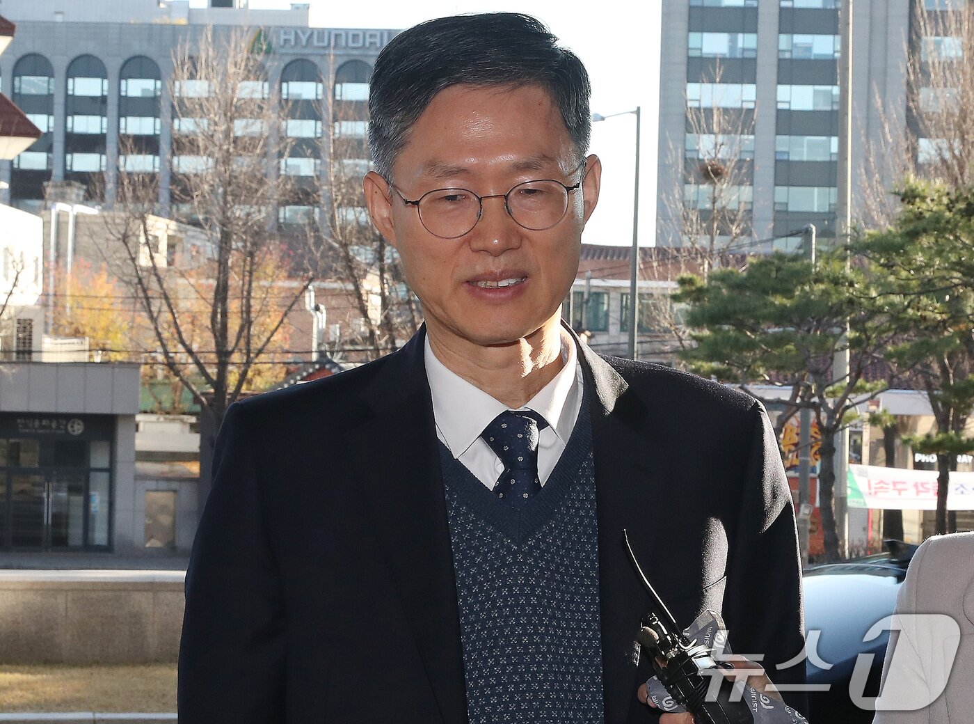 본문 이미지 - 문형배 헌법재판소장 권한대행이 4일 오전 서울 종로구 헌법재판소로 출근하며 취재진의 질문에 답하고 있다. 문 권한대행은 지난밤 계엄 선포에 관한 취재진의 질문에 "정국이 혼란스러울수록 헌법이 작동되어야 된다고 생각한다. 헌법재판소는 비상상황에 신중하게 그러나 민첩하게 대응하겠다＂고 밝혔다. 2024.12.4/뉴스1 ⓒ News1 임세영 기자