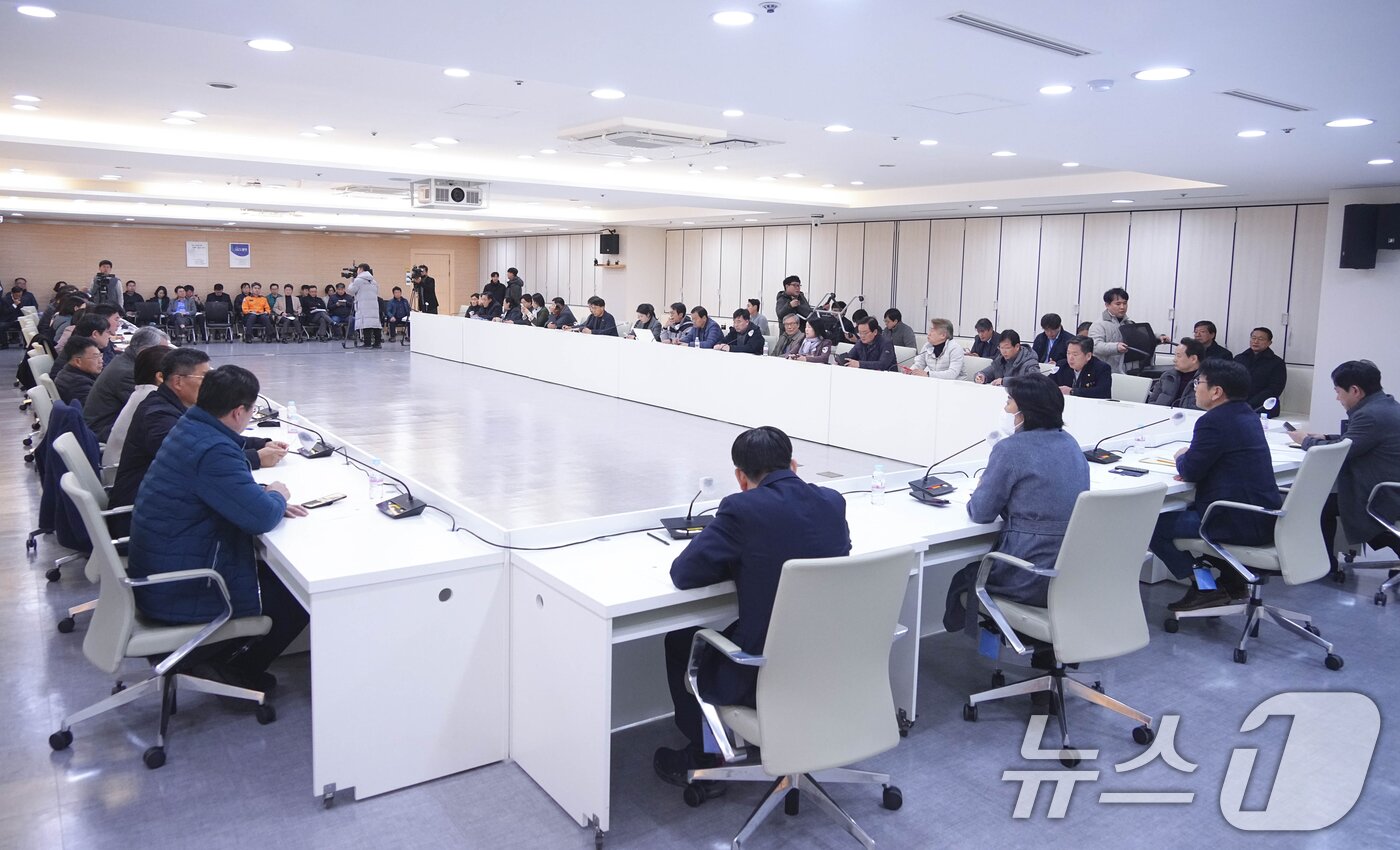 본문 이미지 - 강기정 광주시장이 12.3 비상계엄이 선포된 직후인 4일 새벽 시청 중회의실에서 광주시의회, 광주 5개 자치구, 5·18단체, 광주지역 시민사회단체 및 종교단체 대표자들과 &#39;광주 비상계엄 무효선언 연석회의&#39;에 참석해 회의를 하고 있다.&#40;광주시 제공&#41;2024.12.4/뉴스1 