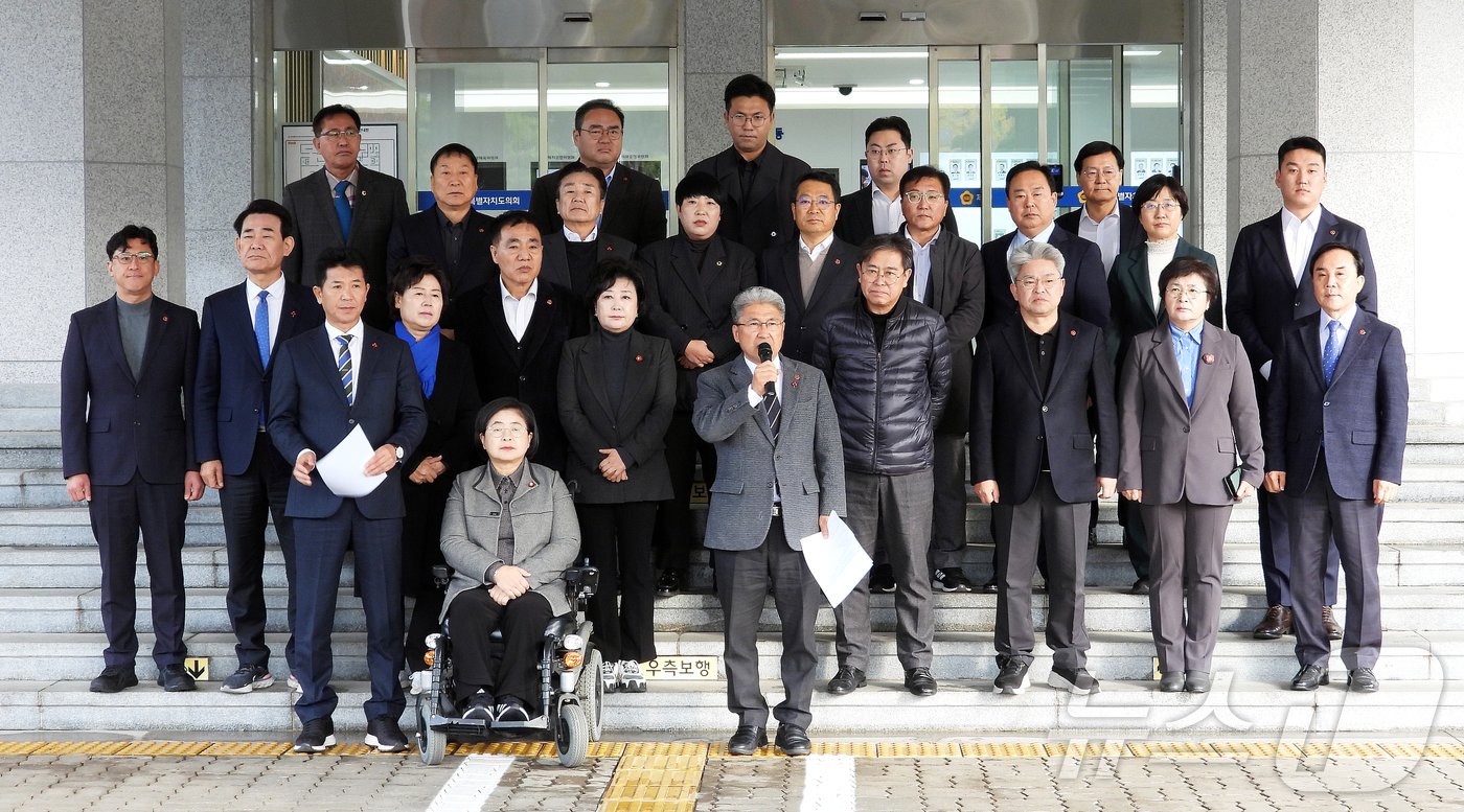 본문 이미지 - 이상봉 제주특별자치도의회 의장과 야권 도의회 의원들이 4일 오전 도의회 의사당 앞에서 기자회견을 열고 윤석열 대통령의 비상계엄 선포를 규탄하고 있다.2024.12.4./뉴스1 ⓒ News1 오미란 기자