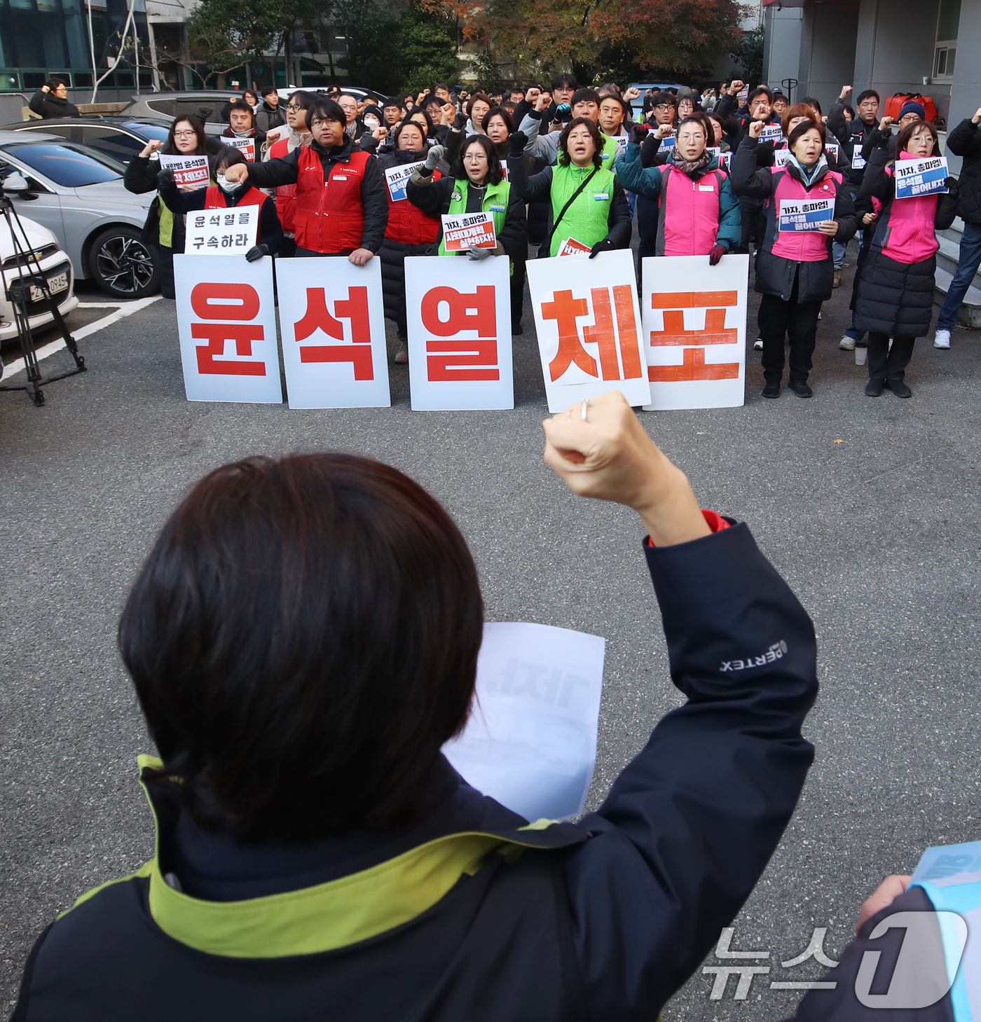 (부산=뉴스1) 윤일지 기자 = 민주노총 부산본부 노조원들이 4일 오전 부산 동구 민주노총 부산지역본부 앞에서 윤석열 대통령의 비상계엄 선포와 관련해 긴급 결의대회를 열고 윤 대통 …