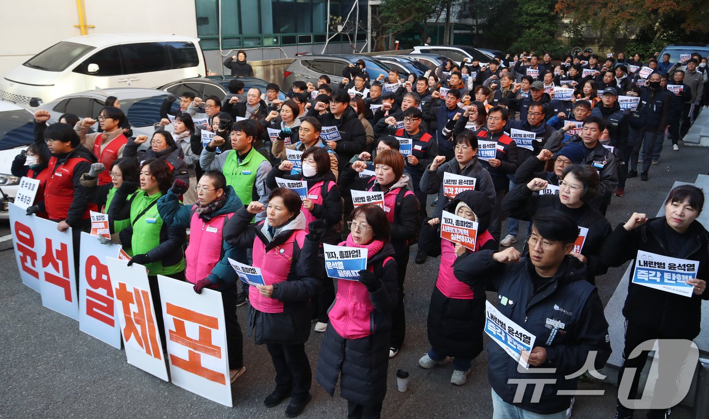 민주노총 부산본부 노조원들이 4일 오전 부산 동구 민주노총 부산지역본부 앞에서 윤석열 대통령의 비상계엄 선포와 관련해 긴급 결의대회를 열고 윤 대통령의 퇴진을 촉구하고 있다. 2024.12.4/뉴스1 ⓒ News1 윤일지 기자