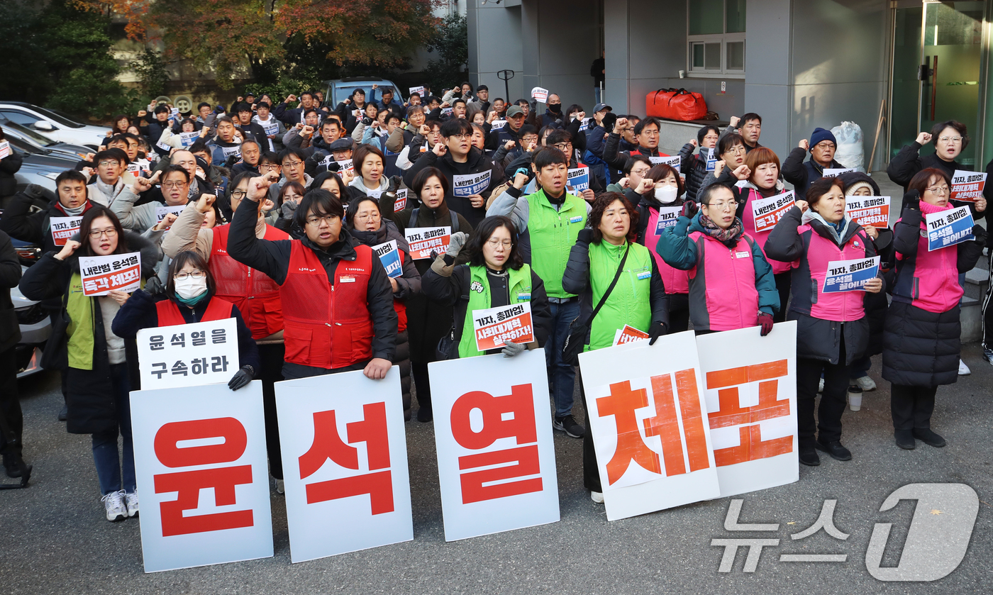 (부산=뉴스1) 윤일지 기자 = 민주노총 부산본부 노조원들이 4일 오전 부산 동구 민주노총 부산지역본부 앞에서 윤석열 대통령의 비상계엄 선포와 관련해 긴급 결의대회를 열고 윤 대통 …