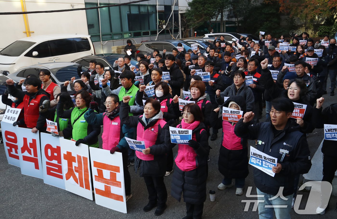 민주노총 부산본부 노조원들이 4일 오전 부산 동구 민주노총 부산지역본부 앞에서 윤석열 대통령의 비상계엄 선포와 관련해 긴급 결의대회를 열고 윤 대통령의 퇴진을 촉구하고 있다. 2024.12.4/뉴스1 ⓒ News1 윤일지 기자