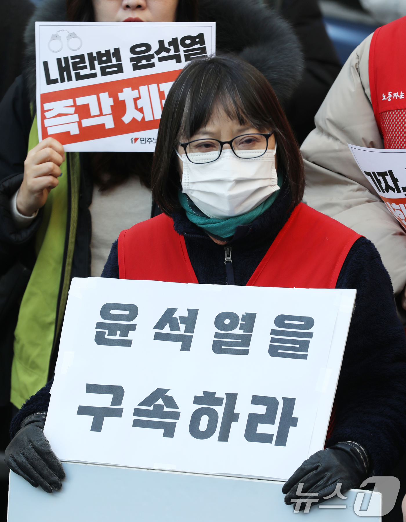 (부산=뉴스1) 윤일지 기자 = 민주노총 부산본부 노조원들이 4일 오전 부산 동구 민주노총 부산지역본부 앞에서 윤석열 대통령의 비상계엄 선포와 관련해 긴급 결의대회를 열고 윤 대통 …