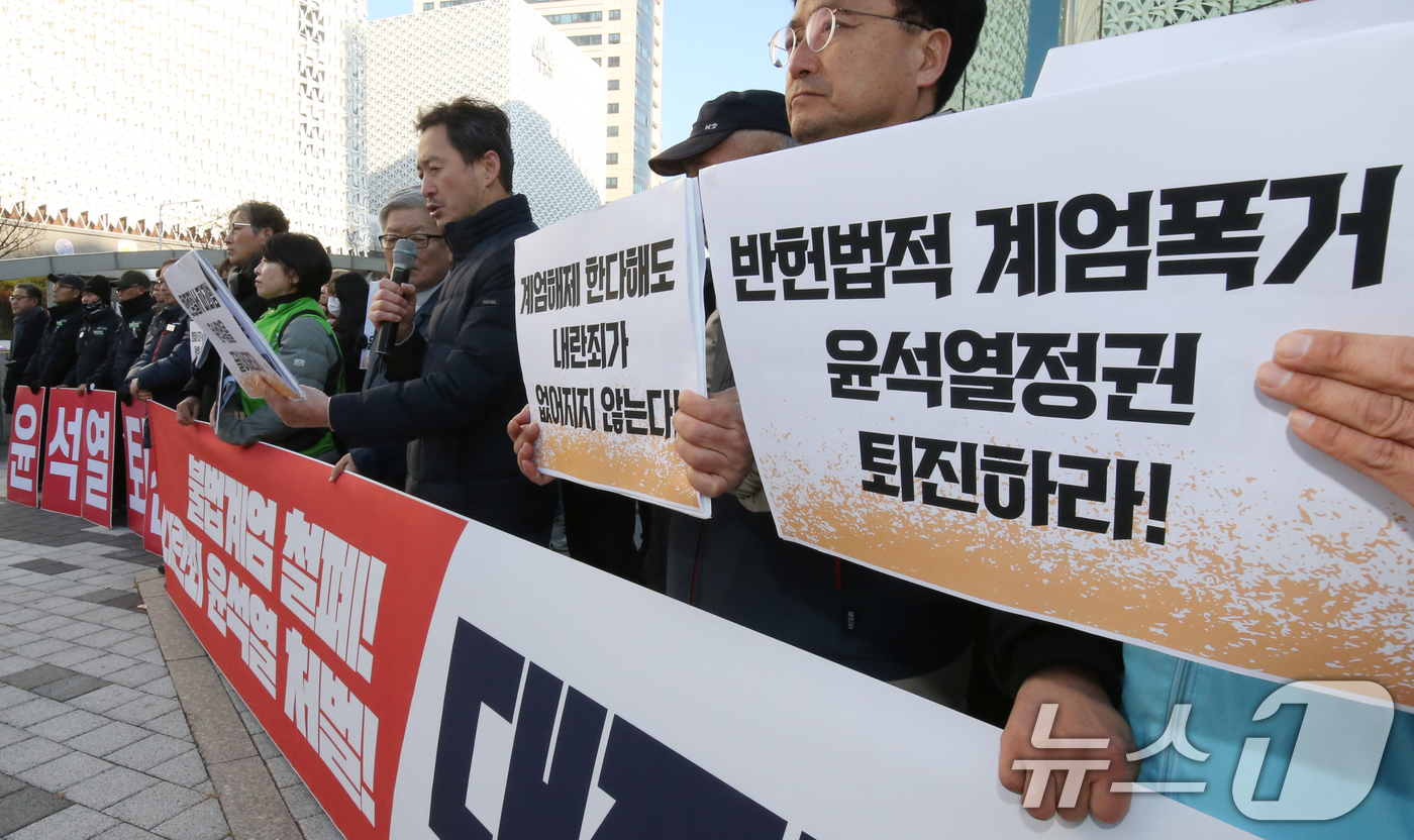 (대전=뉴스1) 김기태 기자 = 윤석열퇴진대전운동본부와 시민단체 구성원들이 4일 오전 대전 서구 은하수네거리에서 기자회견을 열고 윤석열 대통령 퇴진을 촉구하고 있다. 2024.12 …